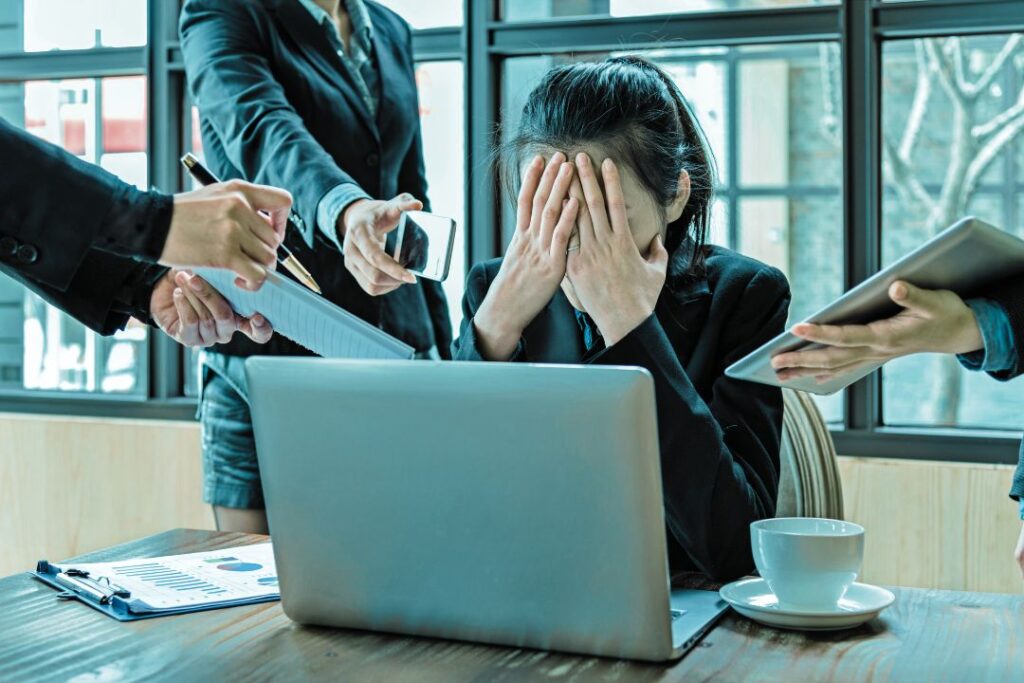 social media management drukke ondernemer die taken jongleert