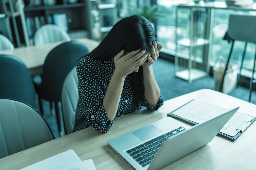 frustrierter Geschäftsinhaber vor dem Computer