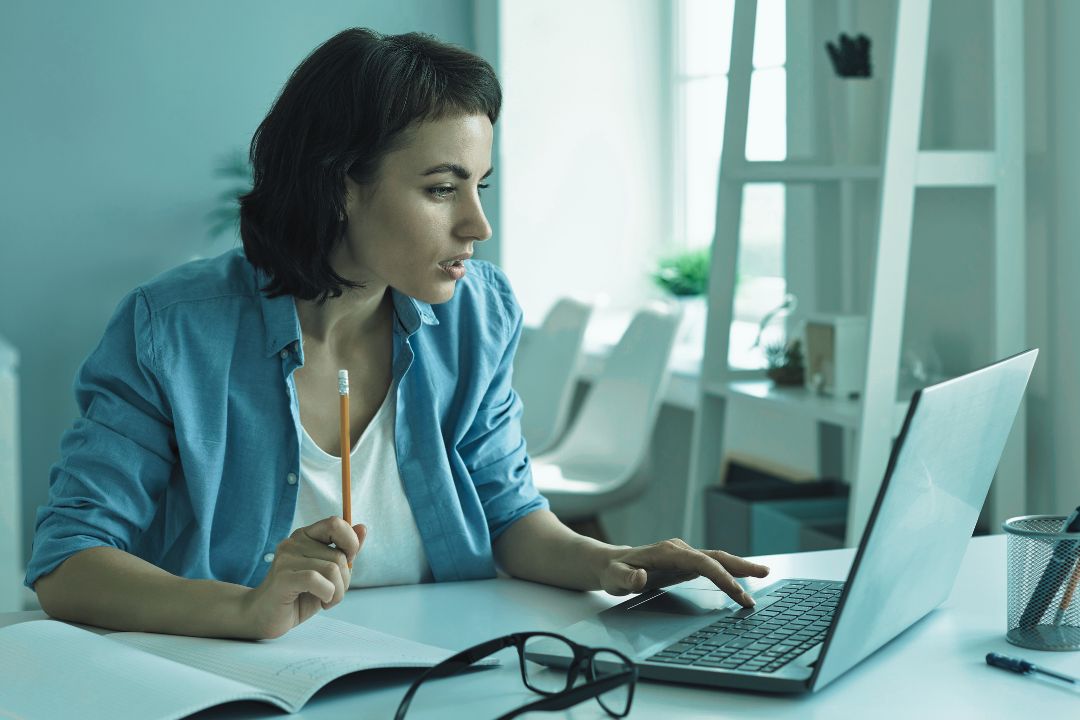 Virtueller Assistent bei der Arbeit am Laptop im Büro